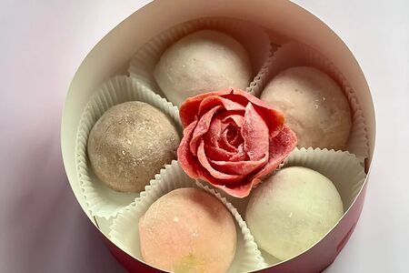 Подарочная коробка с пирожными Моти и шоколадным цветком