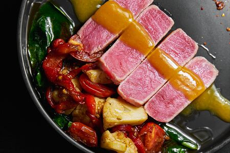 Стейк из тунца с овощами фламбе с соусом манго-чили