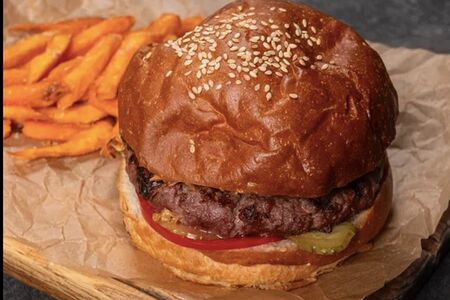 Чизбургер с котлетой из мраморной говядины и бататом фри