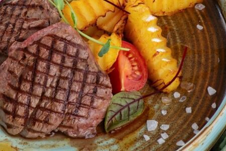 Стейк из говядины с картофелем