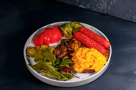 Завтрак с сосисками и омлетом скрэмбл