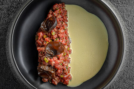 Тартар из говядины с грибной эмульсией