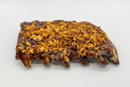 Свиные ребрышки с хрустящие луком в соусе барбекю