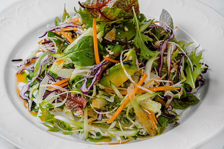 Овощной салат с кунжутной заправкой