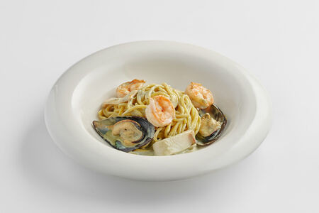 Спагетти с морепродуктами в сливочном песто