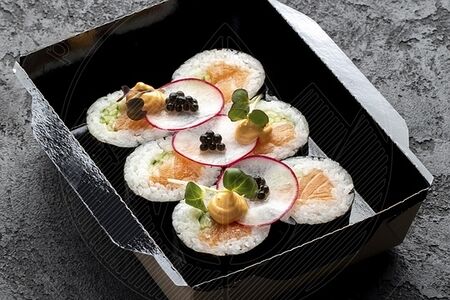 Ролл с лососем и Спайси соусом, слабосоленый лосось