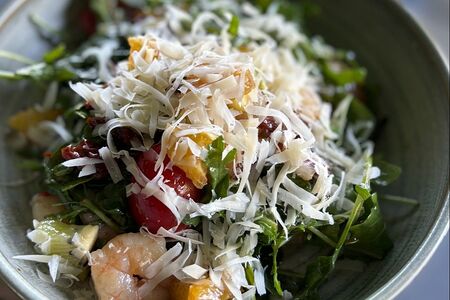 Салат с рукколой и креветками