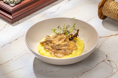 Бефстроганов из говядины с картофельным пюре 