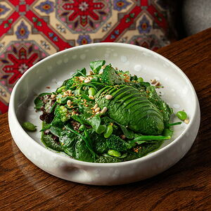 Зеленый салат с авокадо