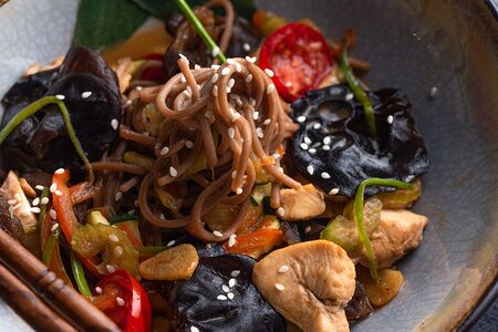 Соба с курицей и овощами