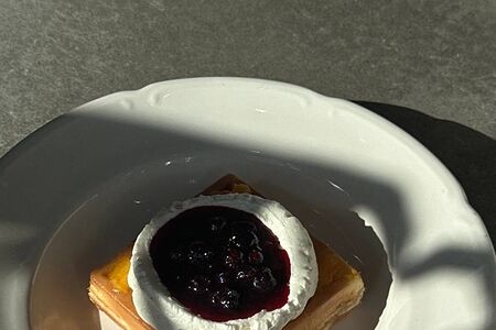 Бельгийская вафля с черной смородиной