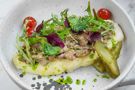 Говядина по-строгановски с картофельным пюре