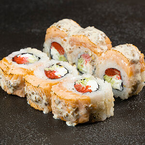 Ролл с опаленным лососем
