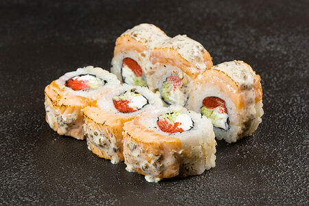 Ролл с опаленным лососем