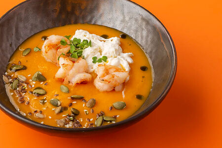 Тыквенный крем-суп с креветками и страчателлой