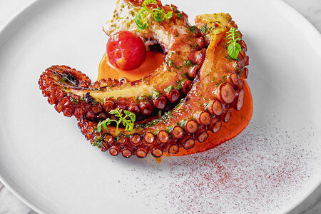 Осьминог на гриле с соусом ромеско