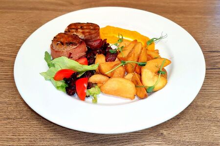 Медальоны свиные в беконе с картофелем по-деревенски