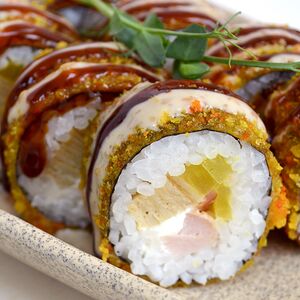 Жареный ролл с курицей и унаги-соусом