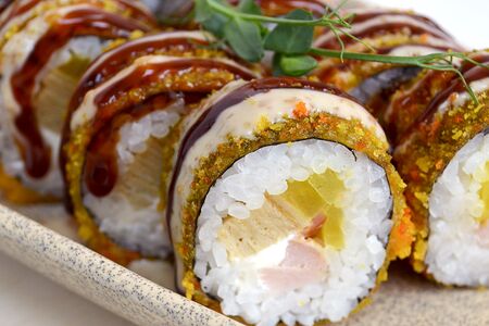 Жареный ролл с курицей и унаги-соусом