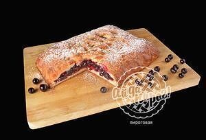 Пирог с черной смородиной мини