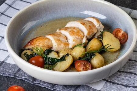 Куриная грудка с молодым картофелем и шпинатом