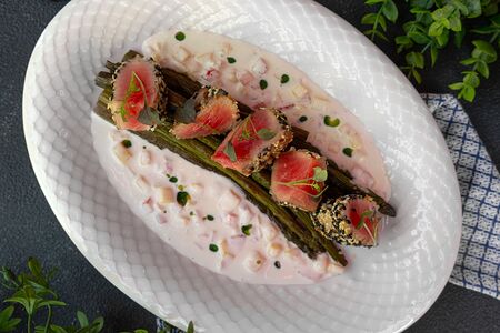 Стейк из тунца со спаржей, клубникой и манго 