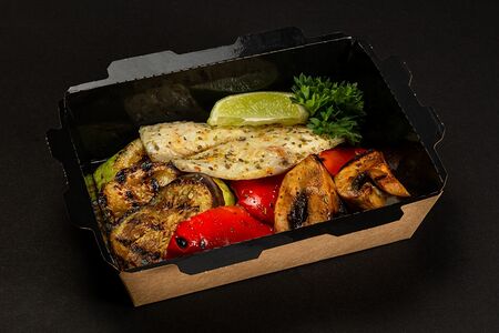 Дорадо запеченная с овощами гриль