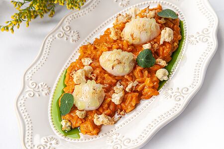 Мини-кальмары, фаршированные креветкой, с орзо в соусе биск