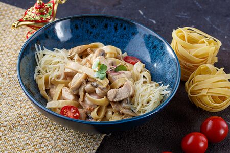 Фетучини с курицей и грибами 