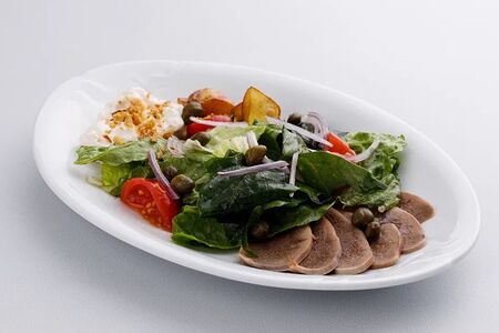 Салат с говяжьим языком