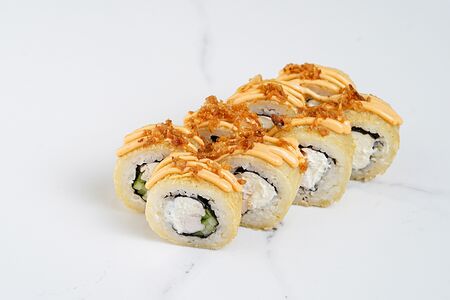 Жареные мини-бикини с курицей, сыром и огурцом