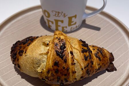 Круассан с шоколадом и орехами