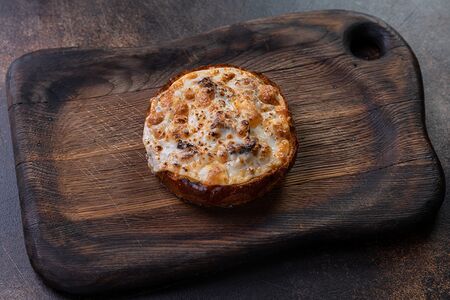 Морепродукты, запечённые в хлебе под сырной корочкой