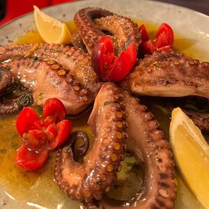 Щупальца осьминога в сливочно-чесночном соусе