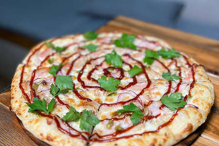 Пицца с курицей, беконом и перцем халапеньо маленькая