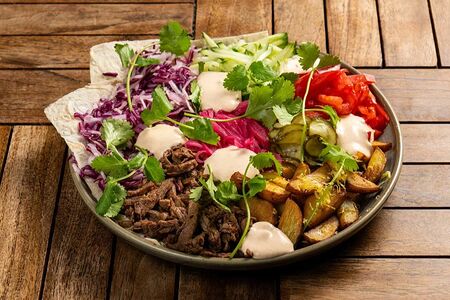 Шаверма на тарелке с говядиной