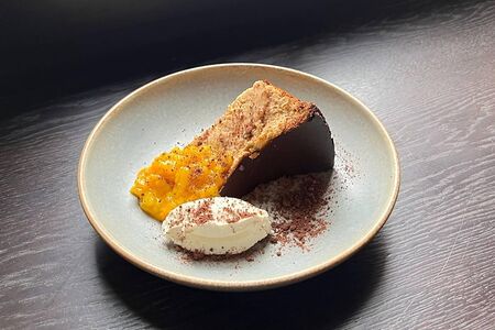 Чизкейк с вареной сгущенкой и манго