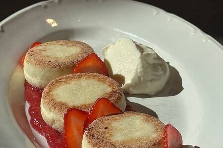 Сырники с клубничным конфи и взбитым кремом маскарпоне