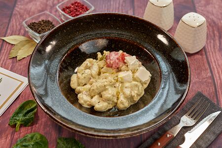 Ньокки с жареным беконом и соусом песто