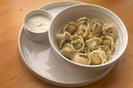 Домашние пельмени со сметаной