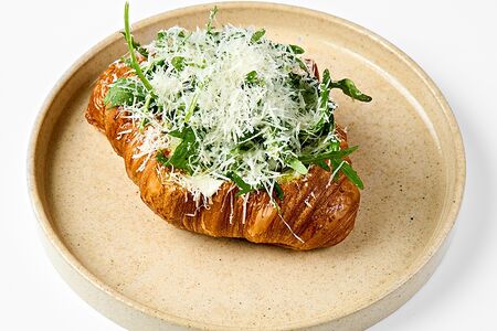 Круассан с гуакамоле и яйцом пашот