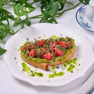 Брускетта с гуакамоле и бальзамическими томатами