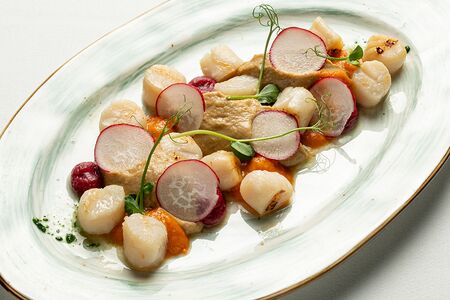 Гребешки на креме из белых грибов с соусом из болгарского перца и свекольным пюре