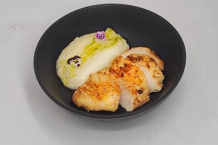 Куриная грудка с кремом из цветной капусты