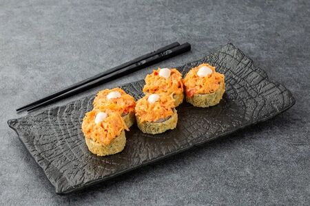 Ролл сливочный темпура с крабом и соусом сладкий чили