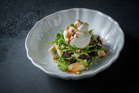 Салат с вяленой свеклой и трюфельной бураттой