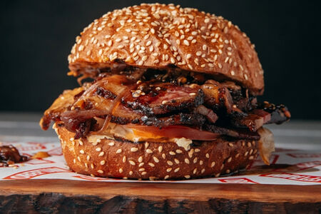 Бургер с техасским брискетом