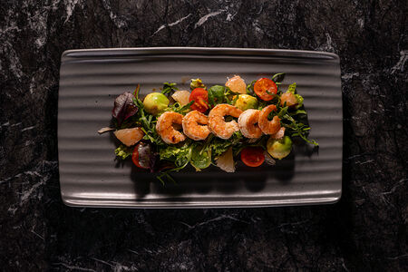 Салат с креветками и помело