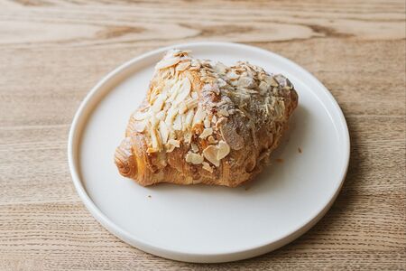 Круассан миндальный