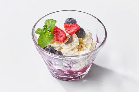 Творог с ягодами